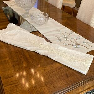 Cache size 0 embroidered with French lace , white pants